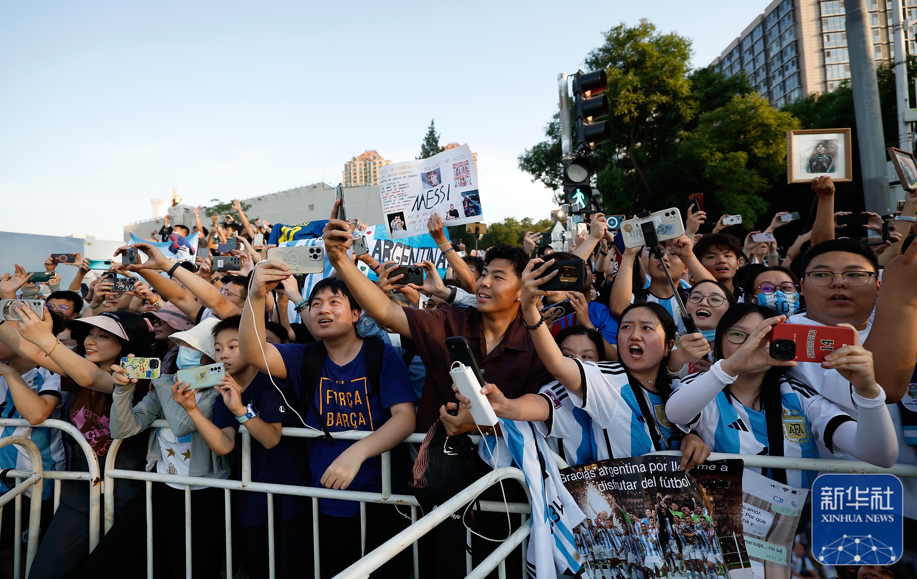 精彩瞬间重现,球迷热议不断 精彩瞬间重现,球迷热议不断