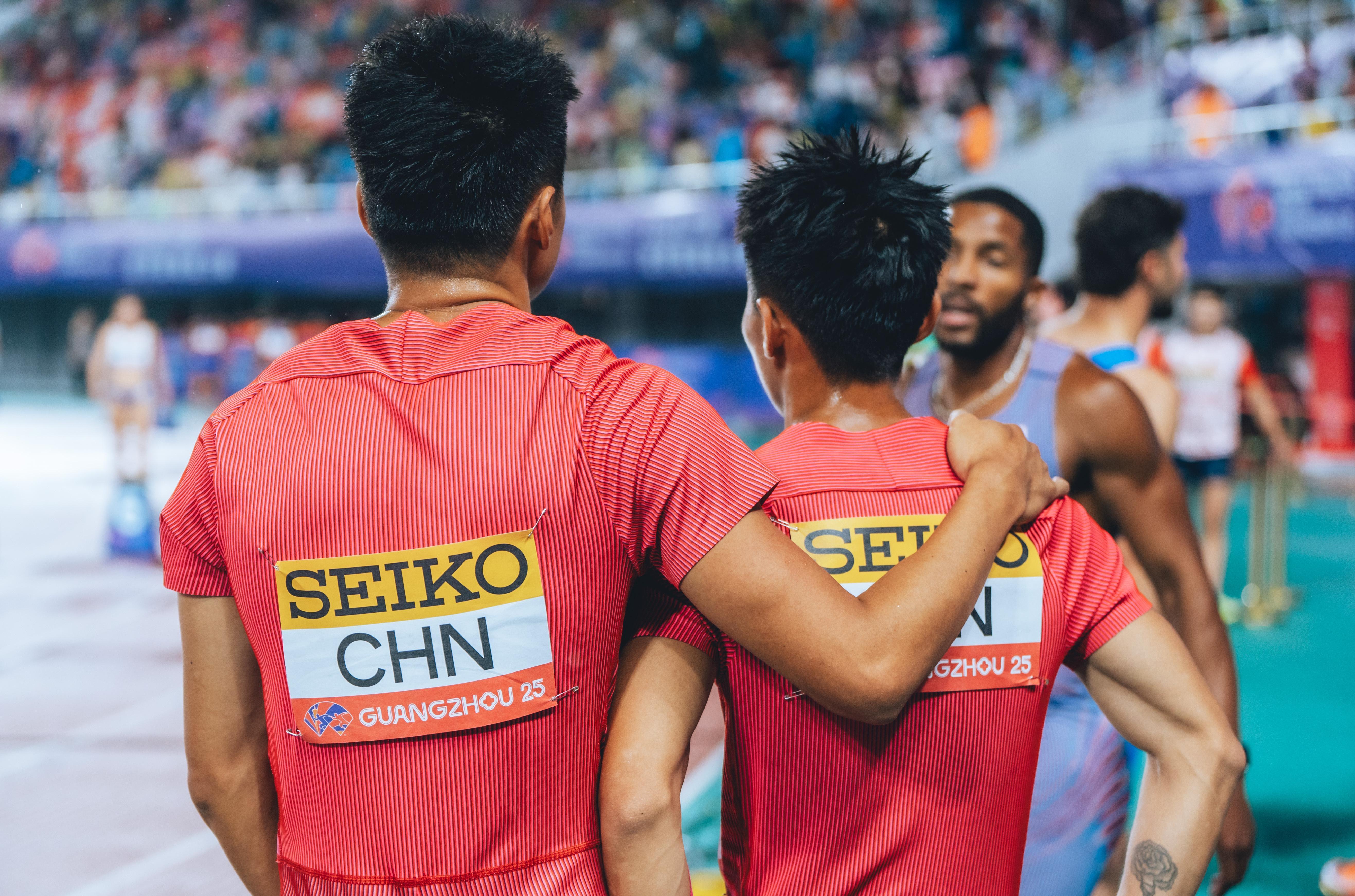 体操选手团队合作默契，共同创造成绩的简单介绍