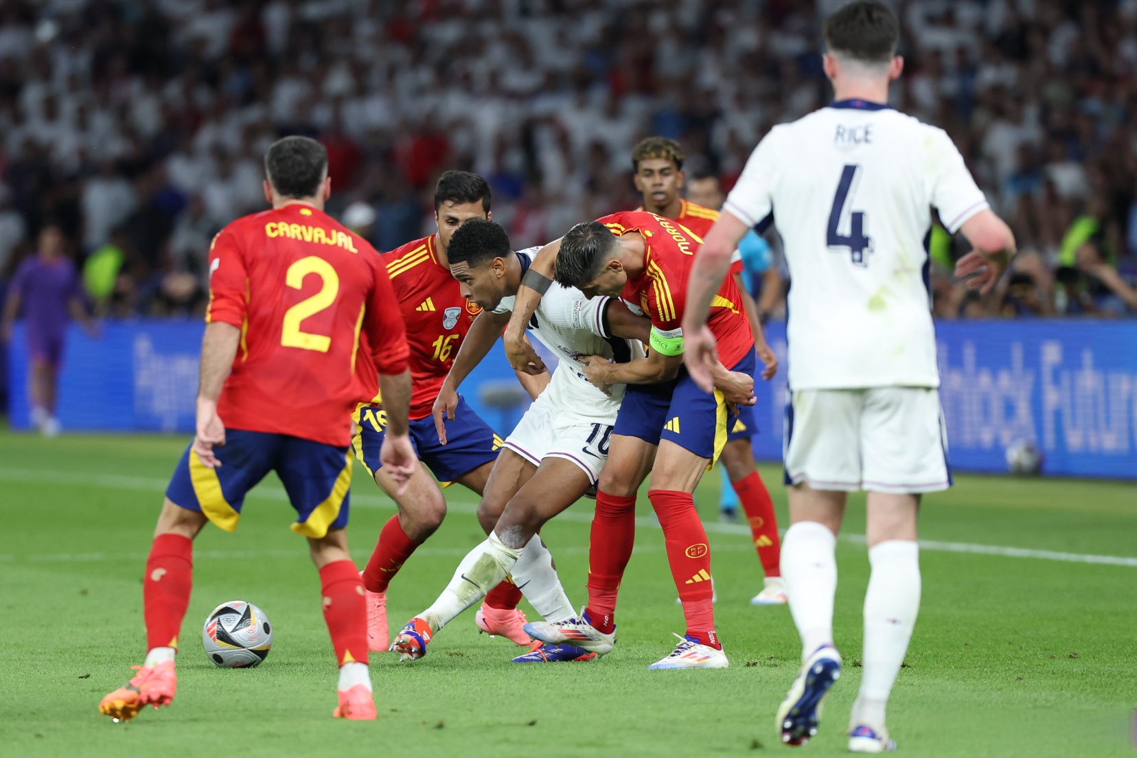 西班牙队击败强敌,晋级决赛 西班牙队击败强敌,晋级决赛