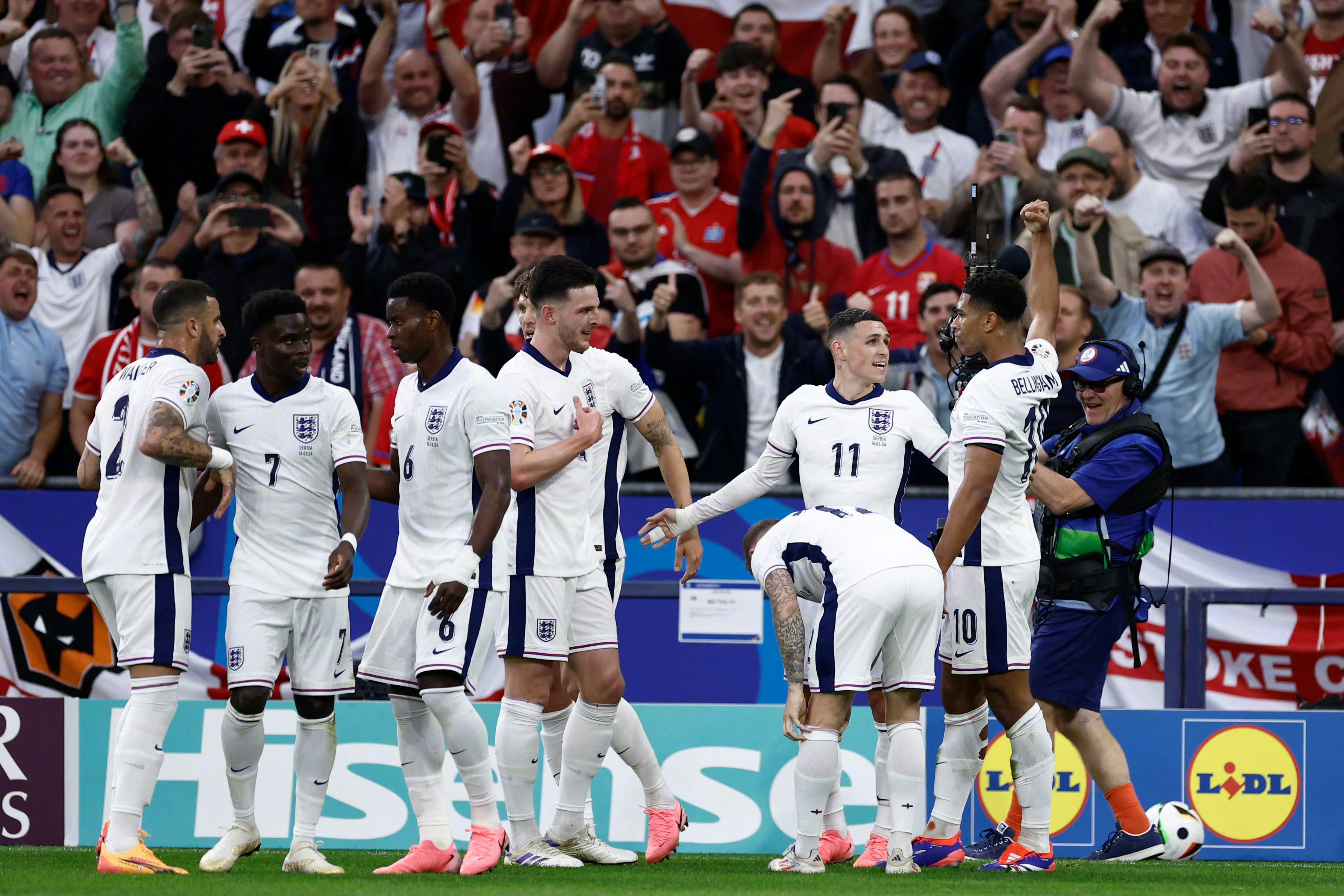 英格兰队惨遭失败,欧预赛晋级前景扑朔迷离 英格兰队惨遭失败,欧预赛晋级前景扑朔迷离